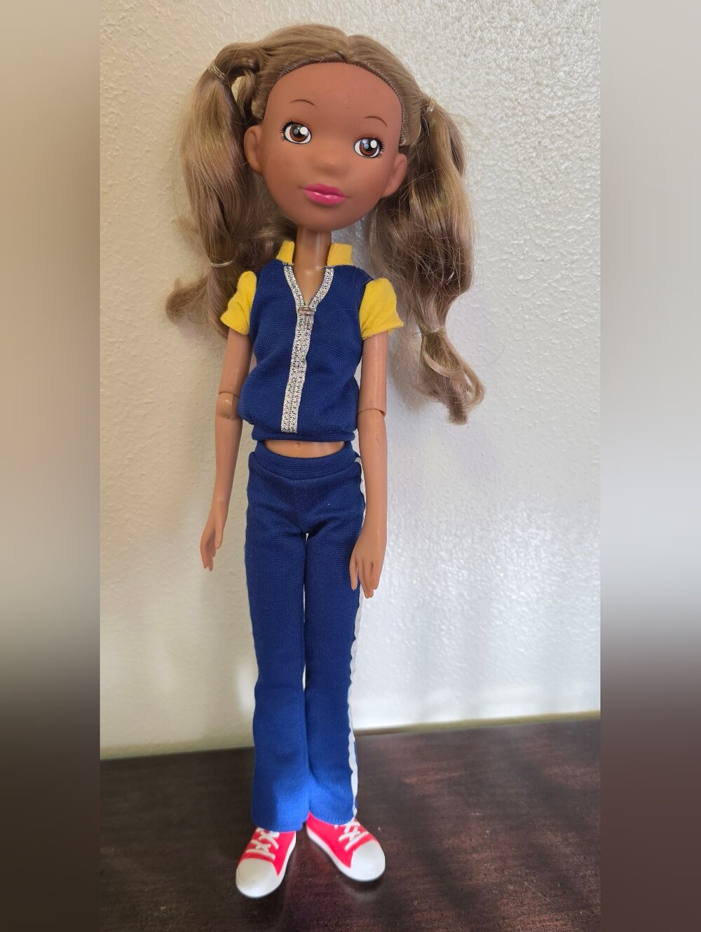 Pretty Girls Tween Scene Valencia 15in Doll